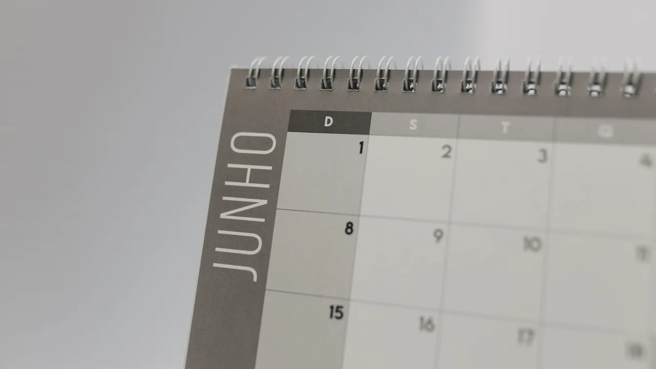 A desk calendar and planner used to count dates.