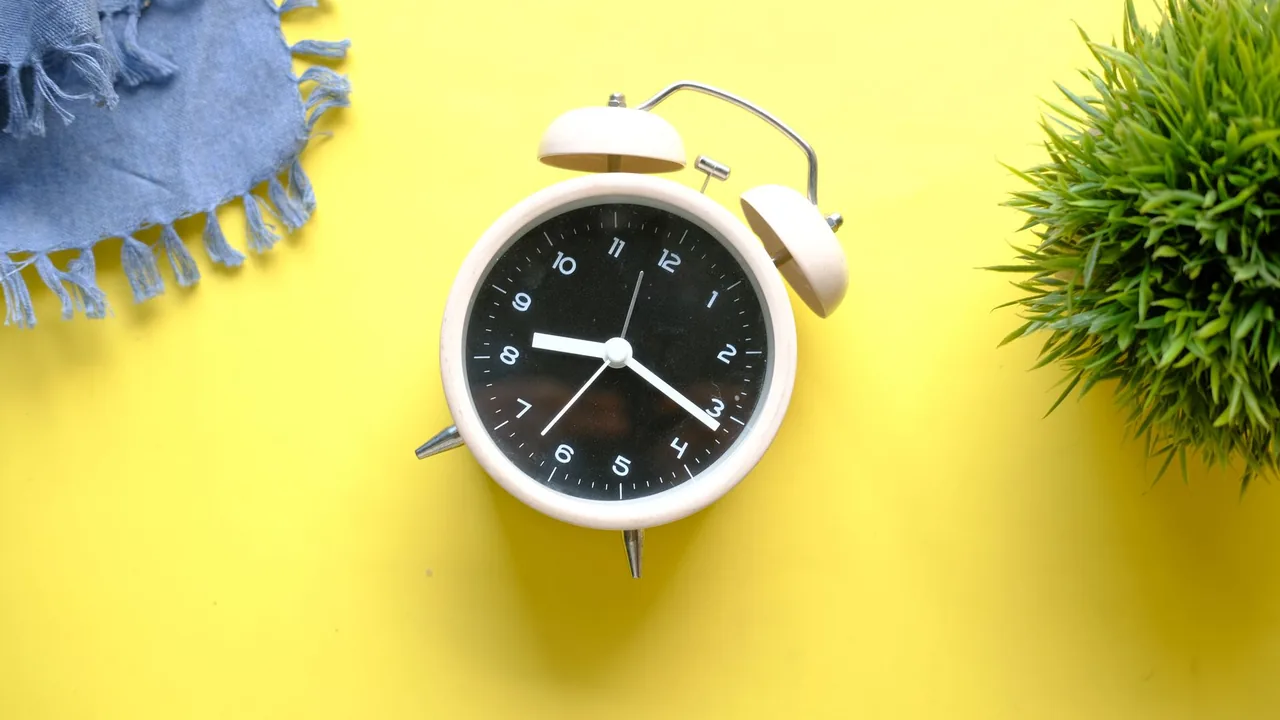 A clock on a plain background representing elapsed running time.